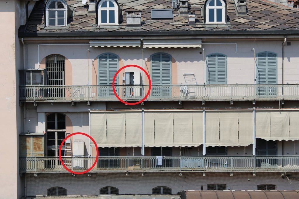italiens et armoires sur le balcon